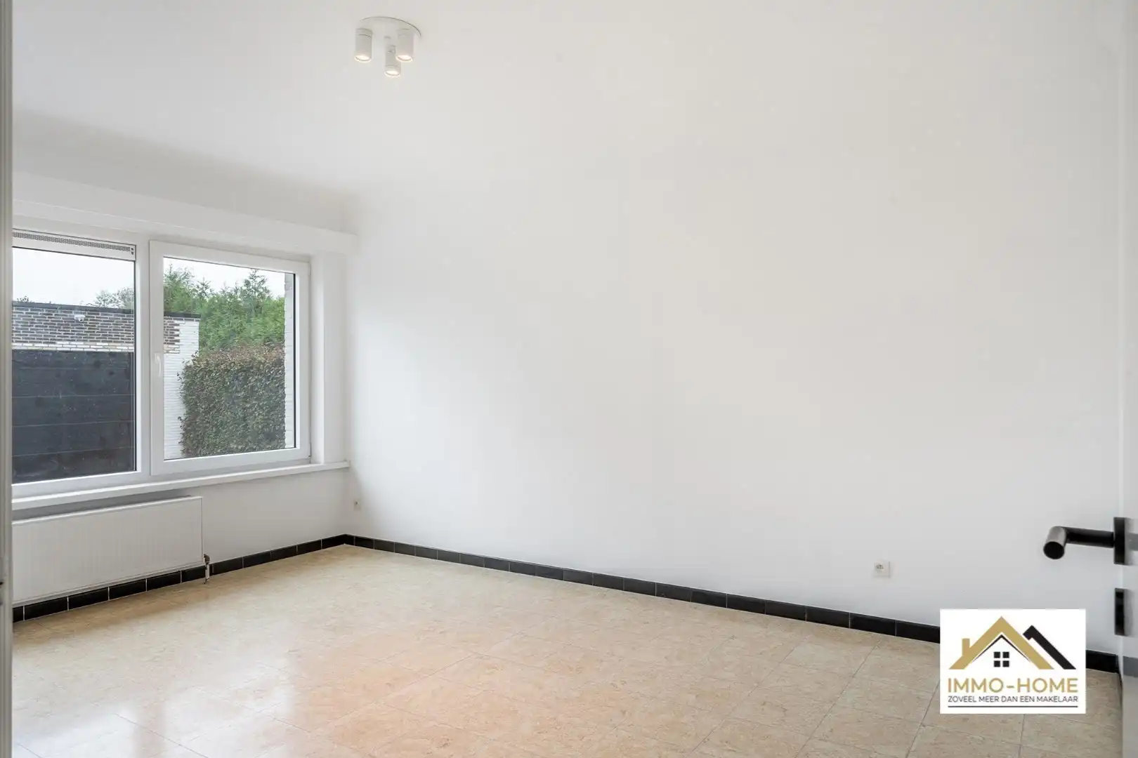 Ruime woning met magazijn en open zicht op topligging foto 17