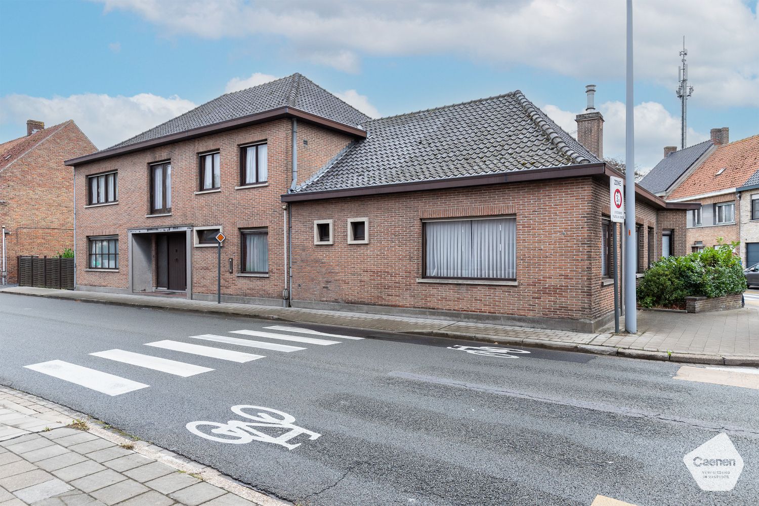 Wonen en werken in het hart van Ruddervoorde ! Deze woonst omvat 5 slaapkamers & 2 garages! foto {{pictureIndex}}