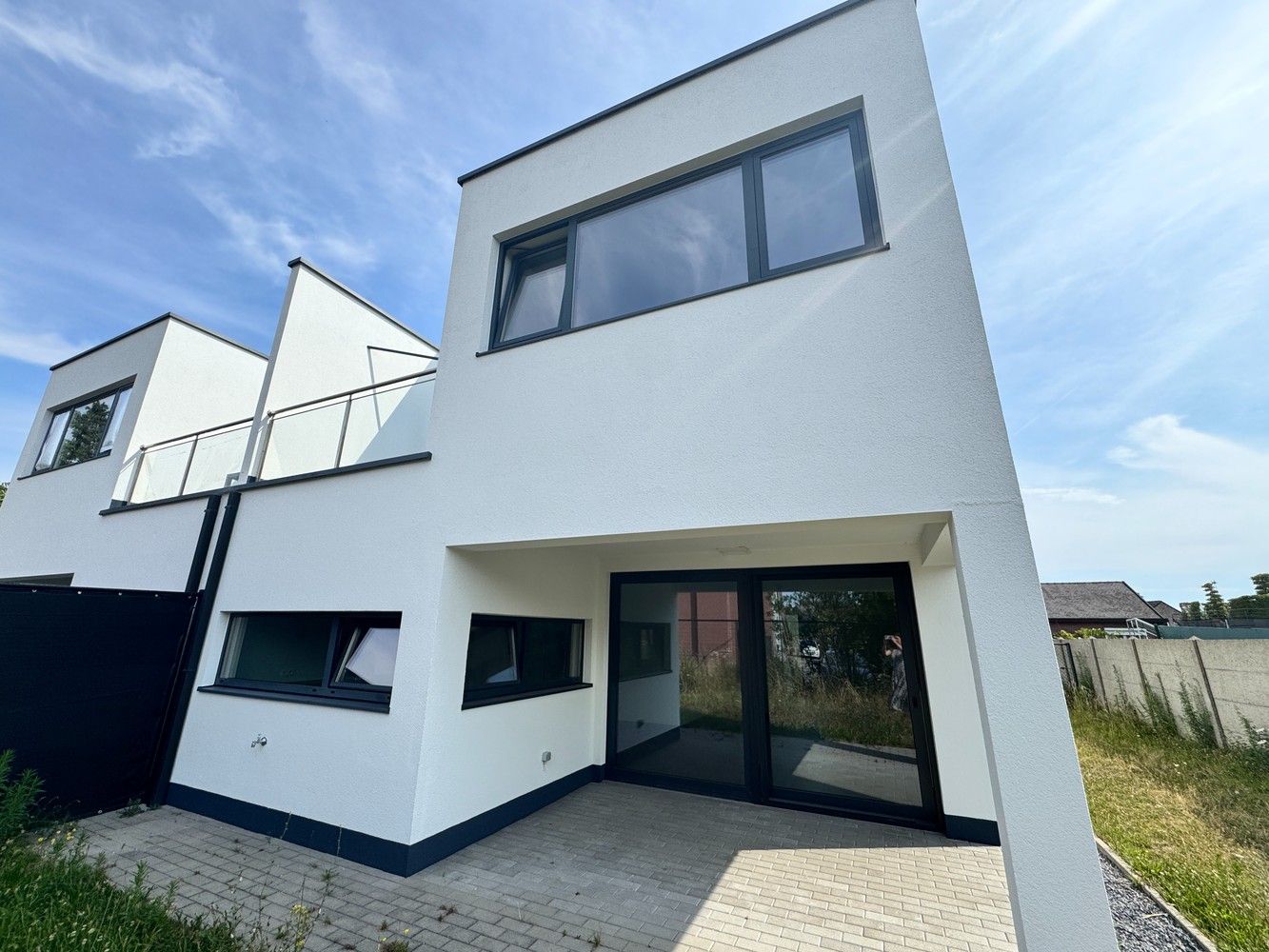 Moderne woning met garage en dubbele toegang in hartje Lanaken foto {{pictureIndex}}