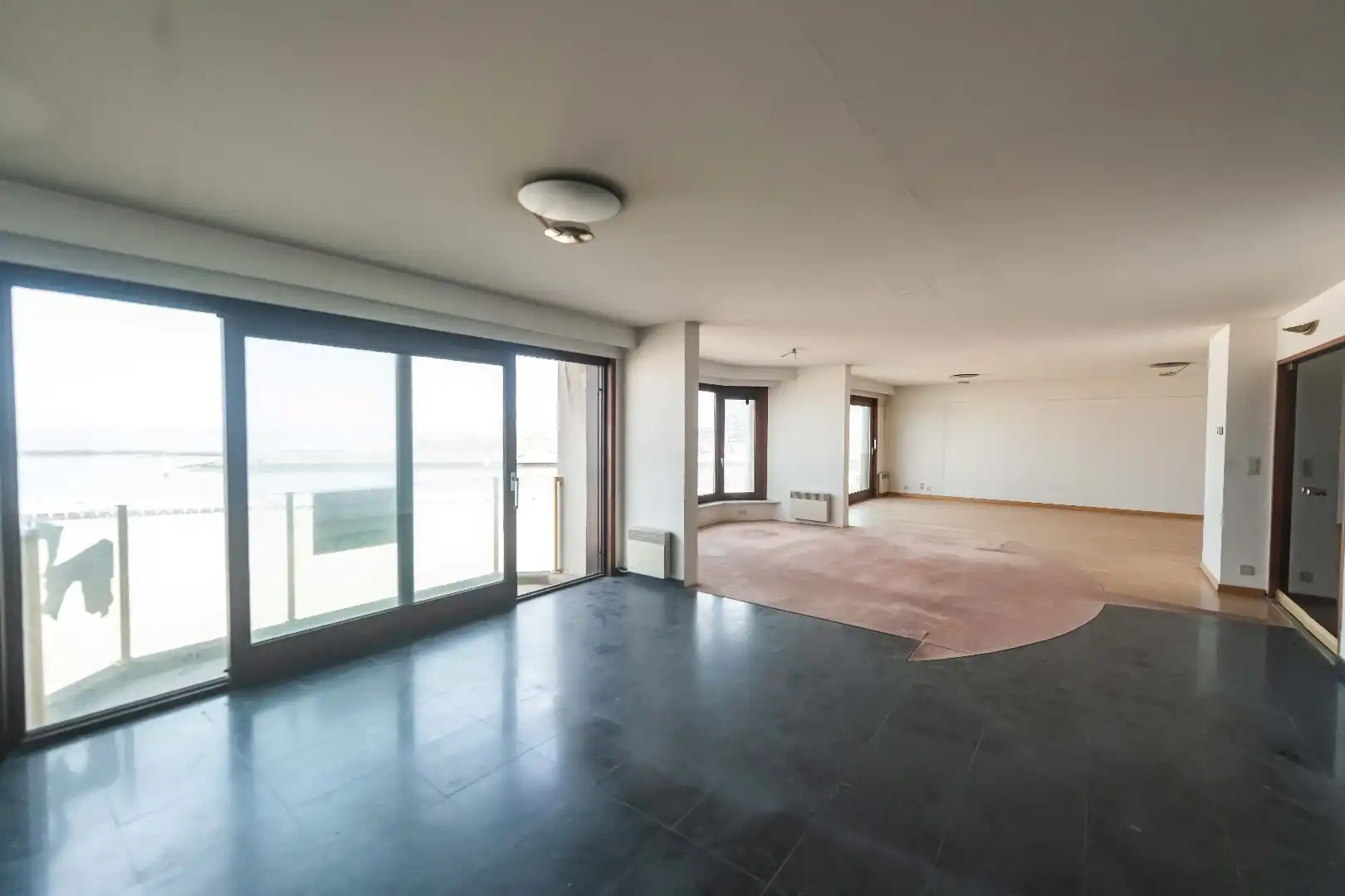 Ruim appartement met 3 slaapkamers en frontaal zeezicht foto 2