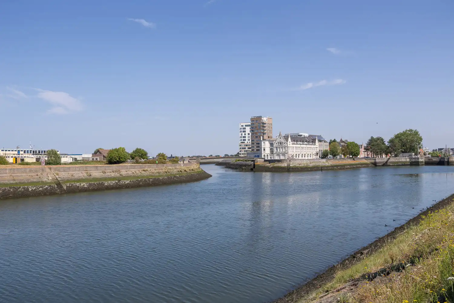 Te renoveren woning met 3 slaapkamers foto 2