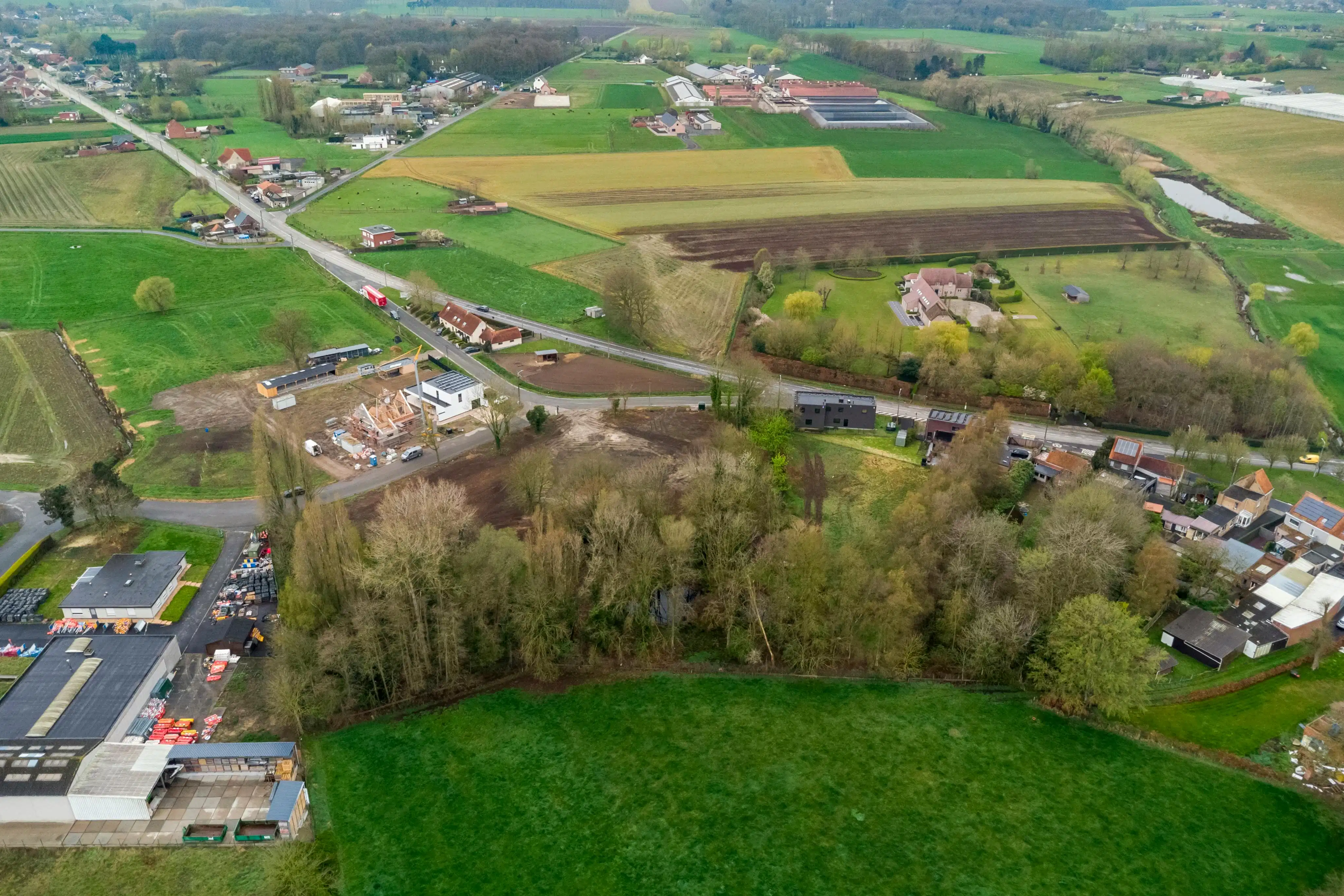 Bouwgrond met landelijk karakter van 2.073 m² te koop in Aartrijke foto {{pictureIndex}}