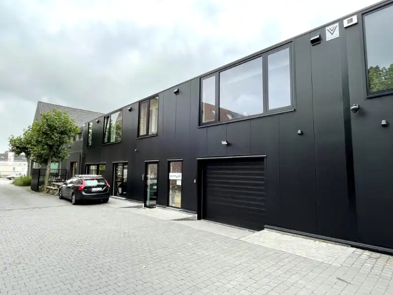 Recent gerenoveerd kantoor met magazijn en 2 privatieve parkeerplaatsen op toplocatie in Melle foto 2