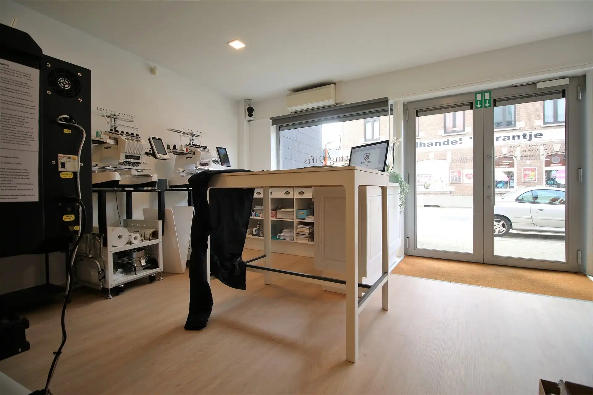 Handelspand aan het station foto 6