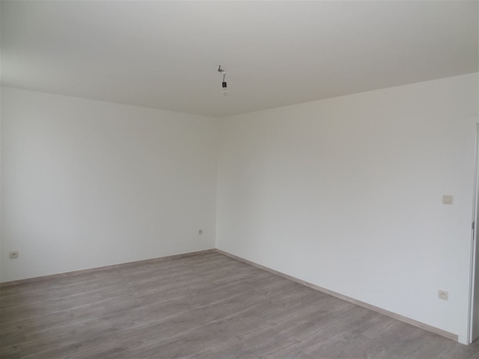 Gerenoveerde woning met 2 slaapkamers, garage en tuin. foto 10