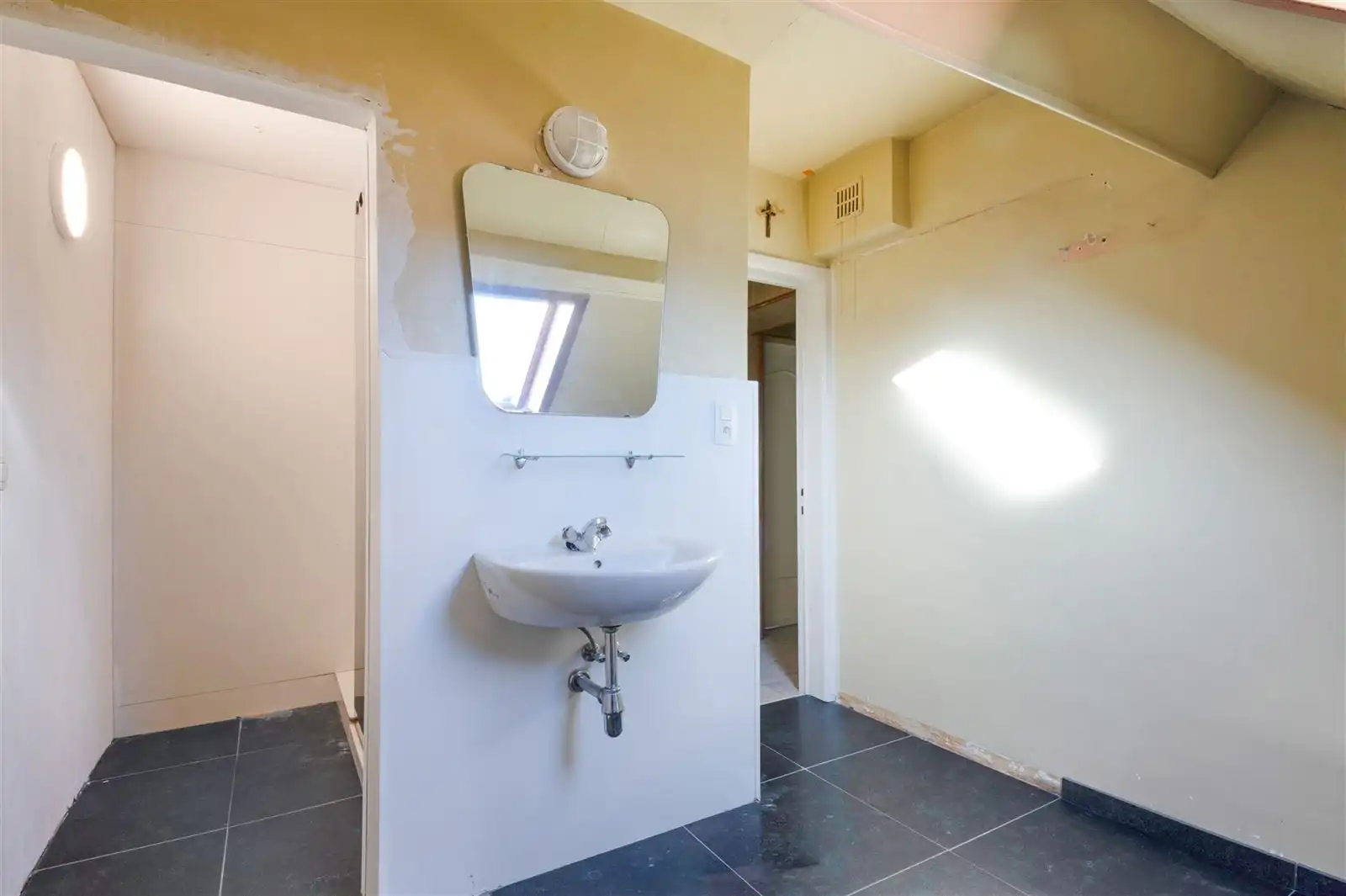 Deels te renoveren gezinswoning met garage en tuin foto 13