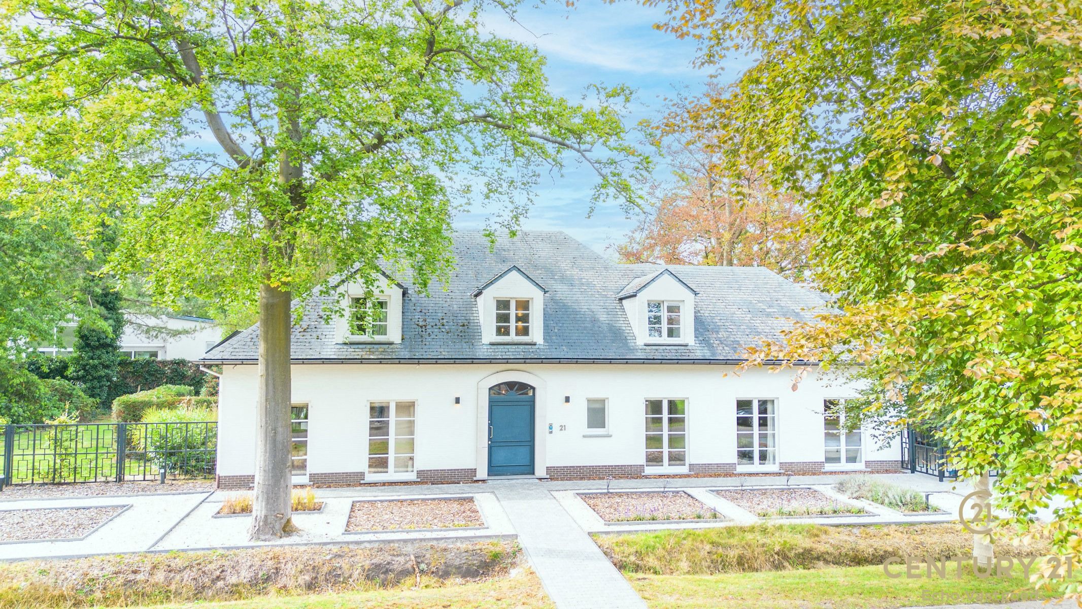 Tijdloze, instapklare villa met 5 slpk en 3 badk op ca1521m² foto {{pictureIndex}}