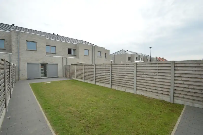 Recente lage-energiewoning met mooie tuin en garage foto 13