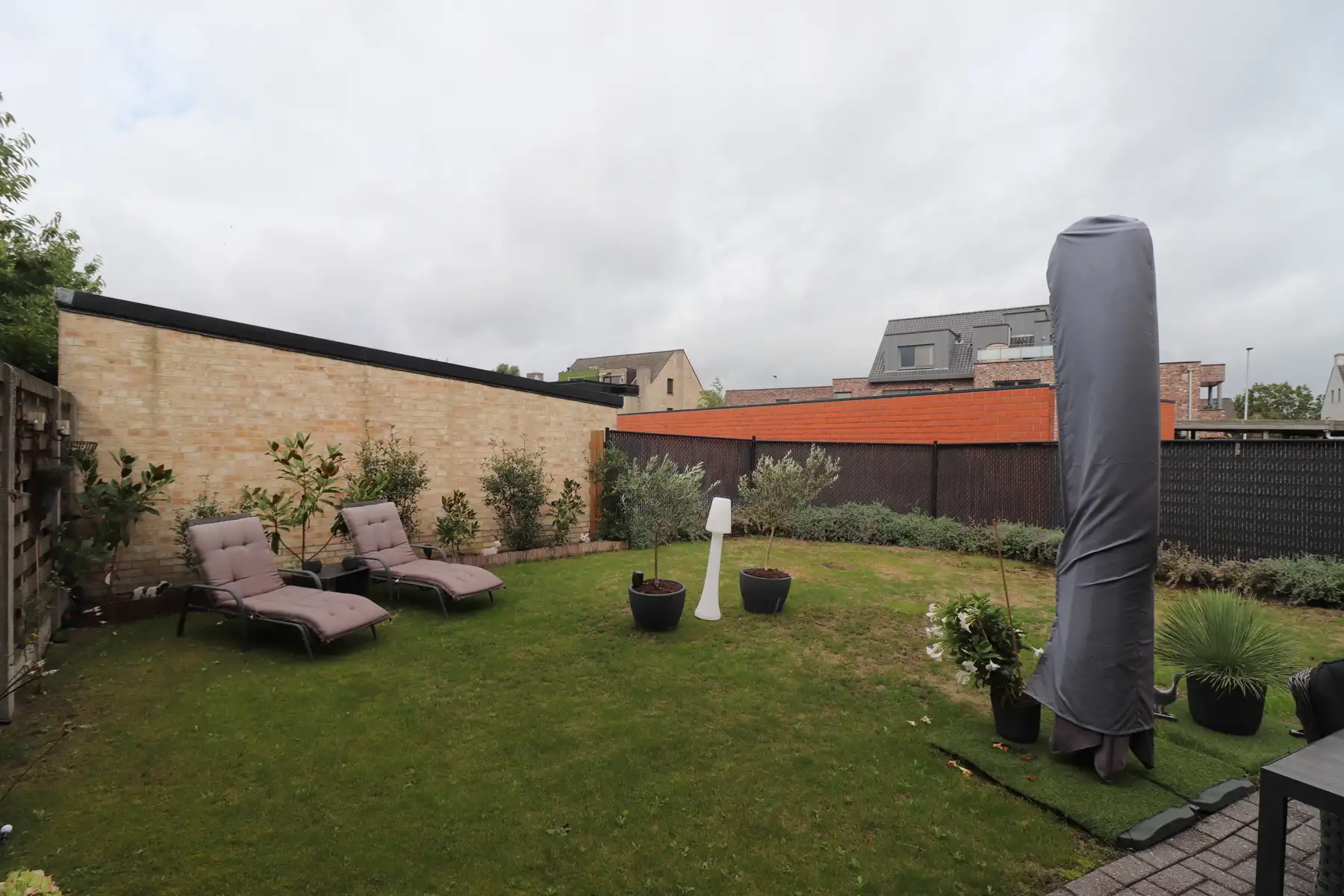 Een appartement op de benedenverdieping met tuin en garage. foto 12