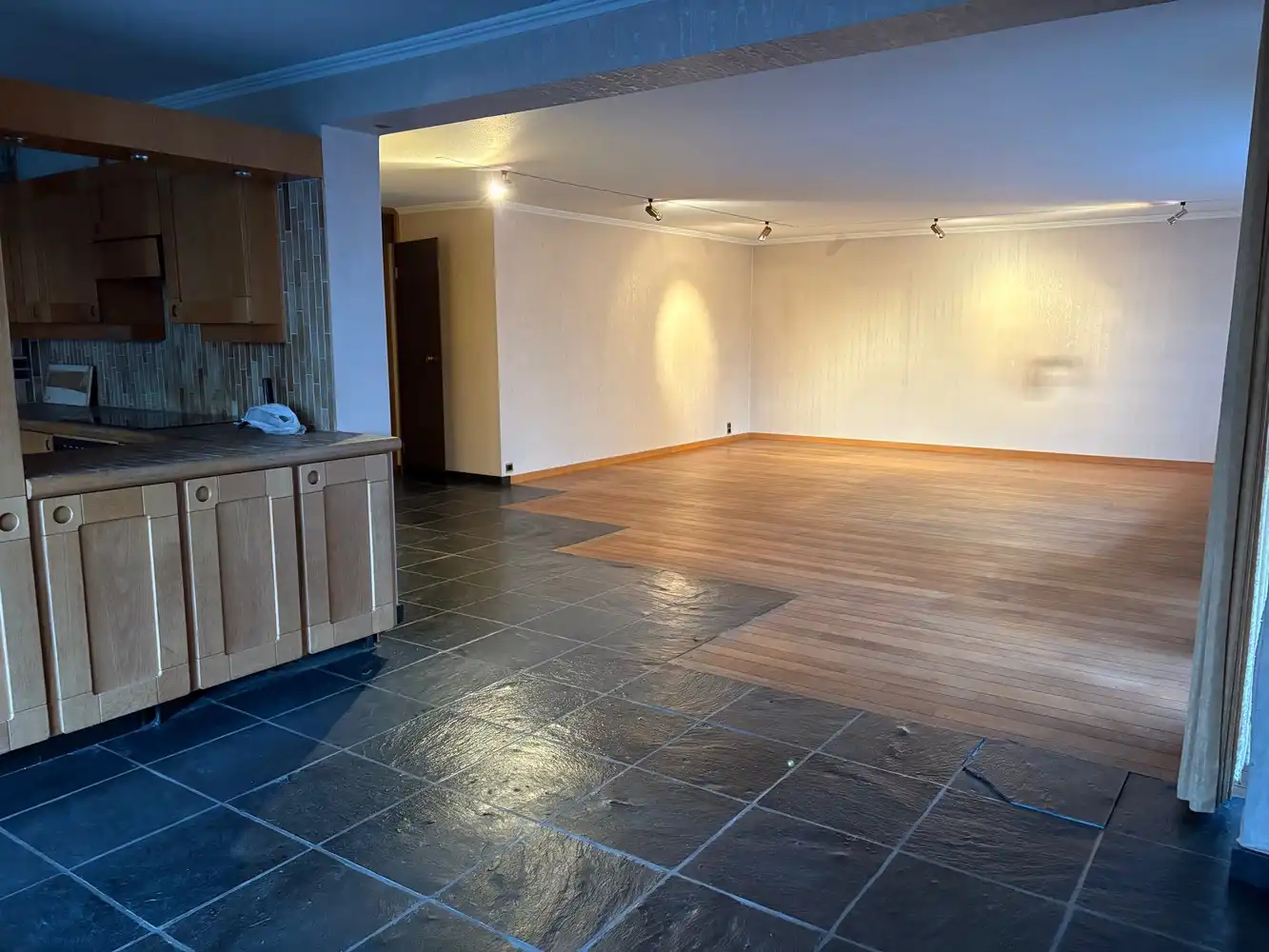 2 ruime goed gelegen te renoveren appartementen foto 4