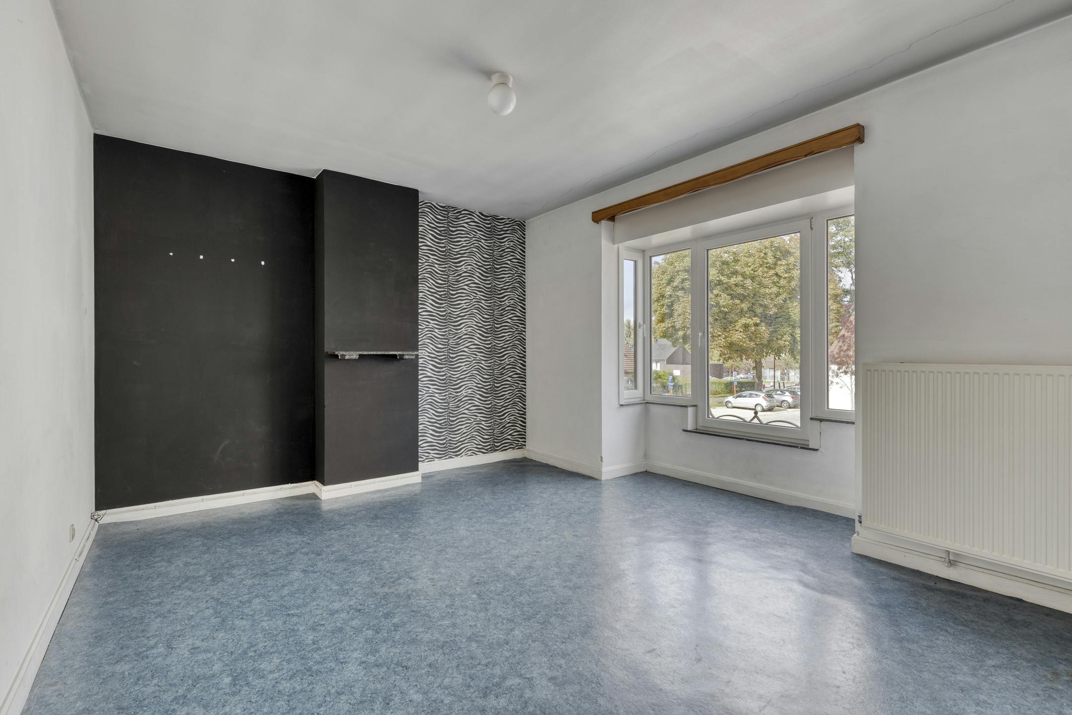 Ruime woning met tuin & potentieel in hartje Landegem foto 9