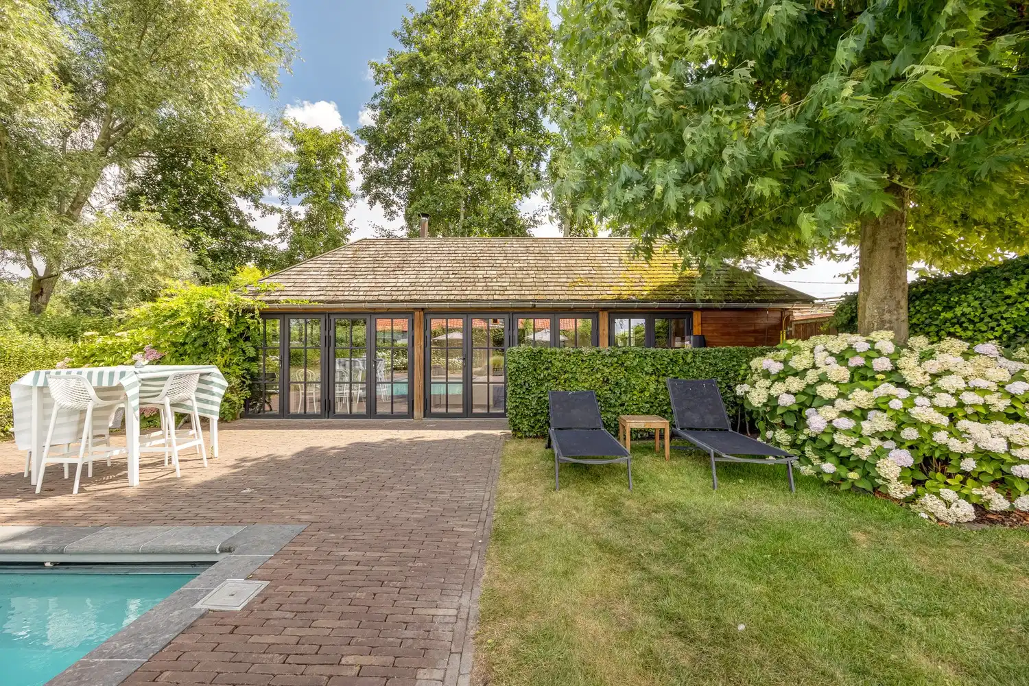 Karaktervolle woning met verwarmd zwembad en poolhouse — Verrebroek foto 2