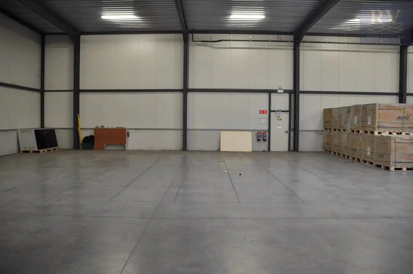 OPSLAGLOODS VAN +-926 M² MET LAADKADE EN POORTEN OP EEN CENTRALE LOCATIE IN ZONHOVEN foto 3