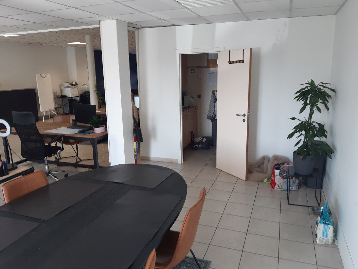 Uitstekend gelegen commercieel pand met parkeermogelijkheden ! foto 5