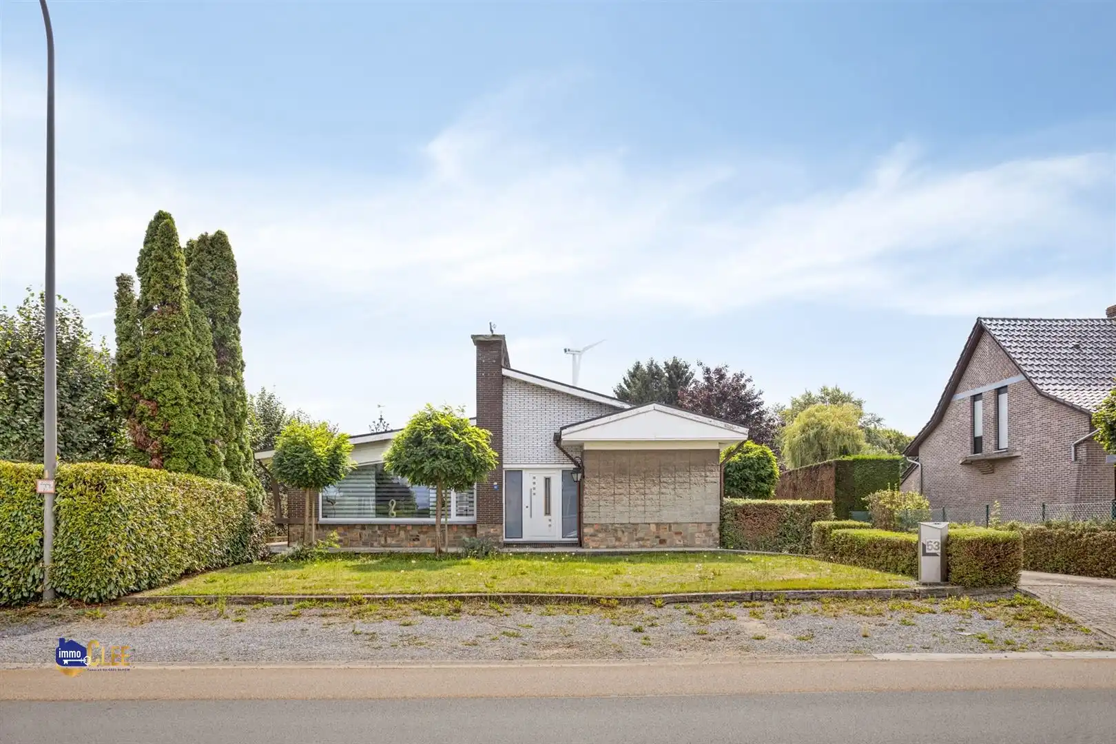 Woning met industriehal op topligging in Maasmechelen foto {{pictureIndex}}