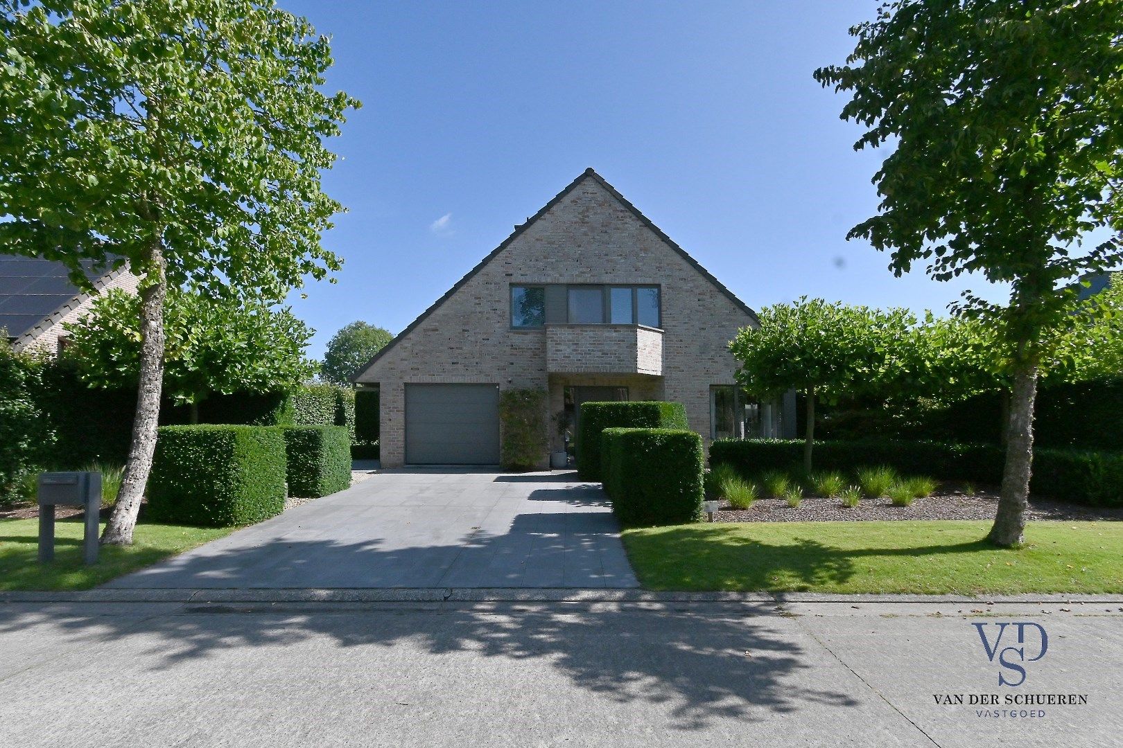 Tijdloze villa met zwembad in residentiële wijk  foto 33