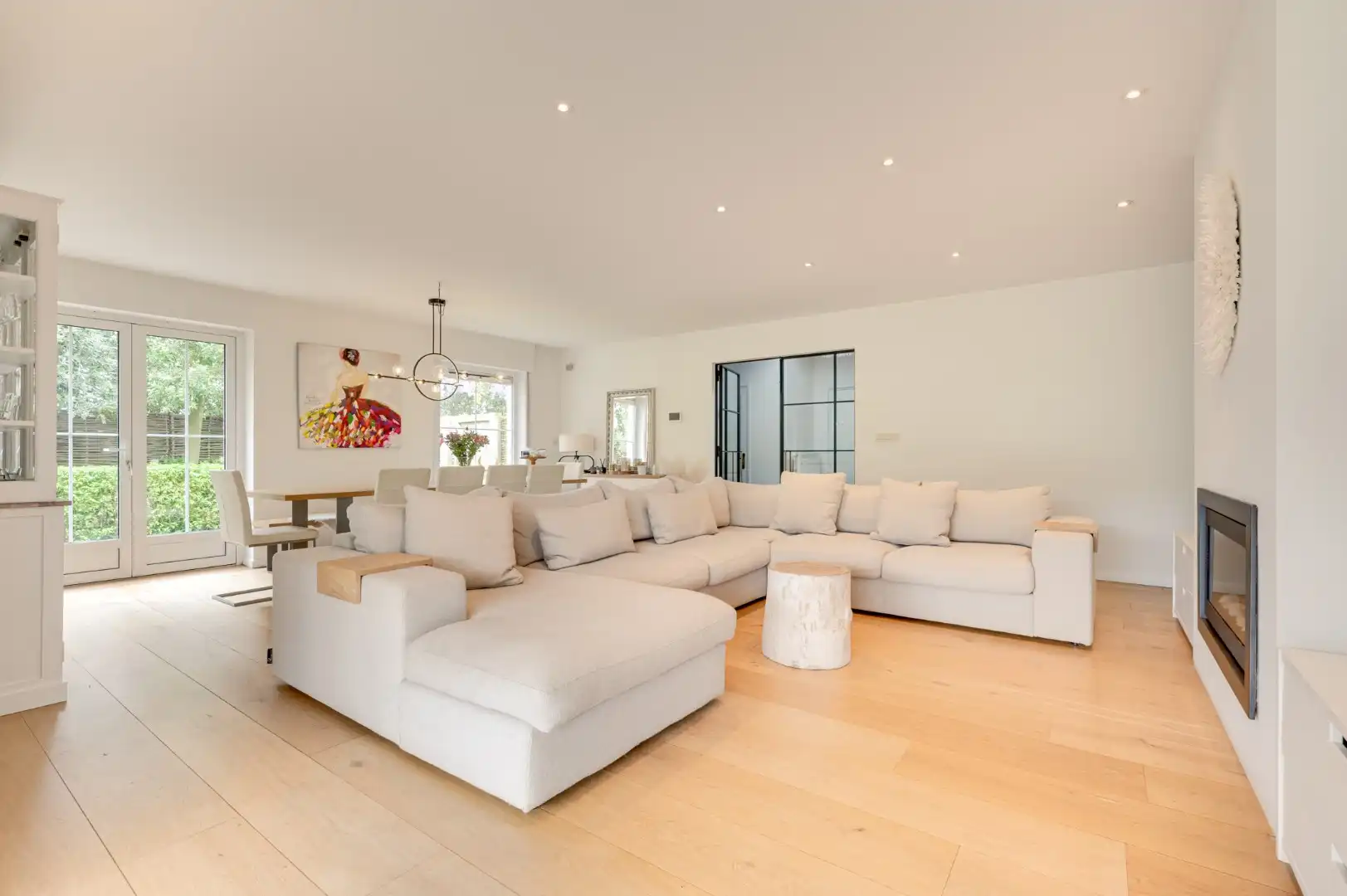 Karaktervolle alleenstaande ruime villa met rondom tuin op korte afstand van het strand  foto 2