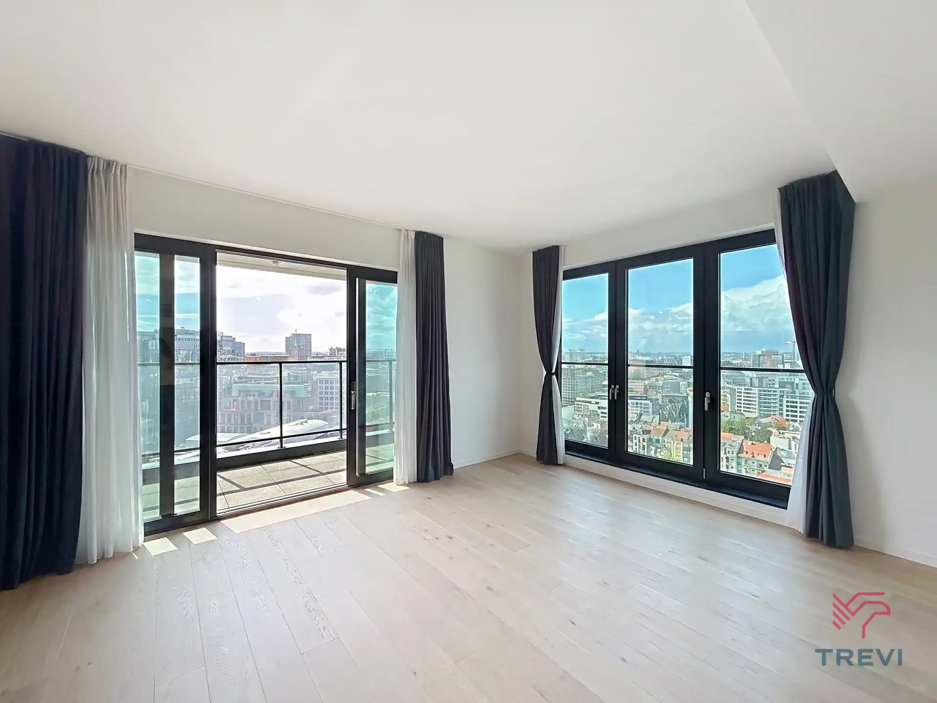 APPARTEMENT OP DE 21STE VERDIEPING IN DE EUROPESE WIJK ! foto {{pictureIndex}}