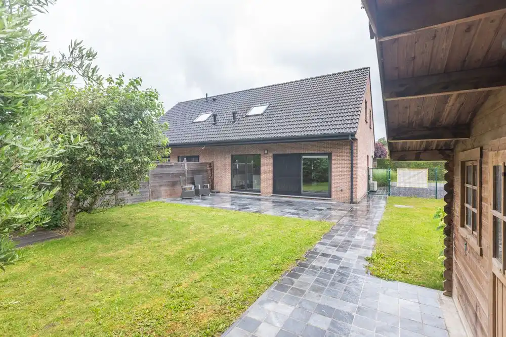 Halfopen recente woning in rustige woonwijk foto 17