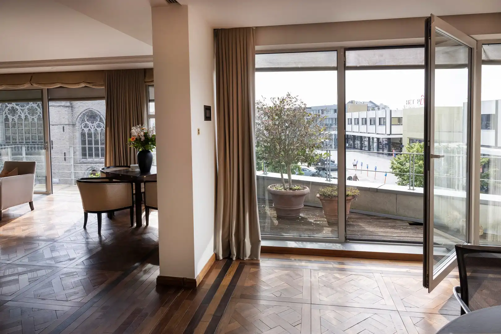 Klassevol appartement met aangenaam zicht op de Markt. foto 3