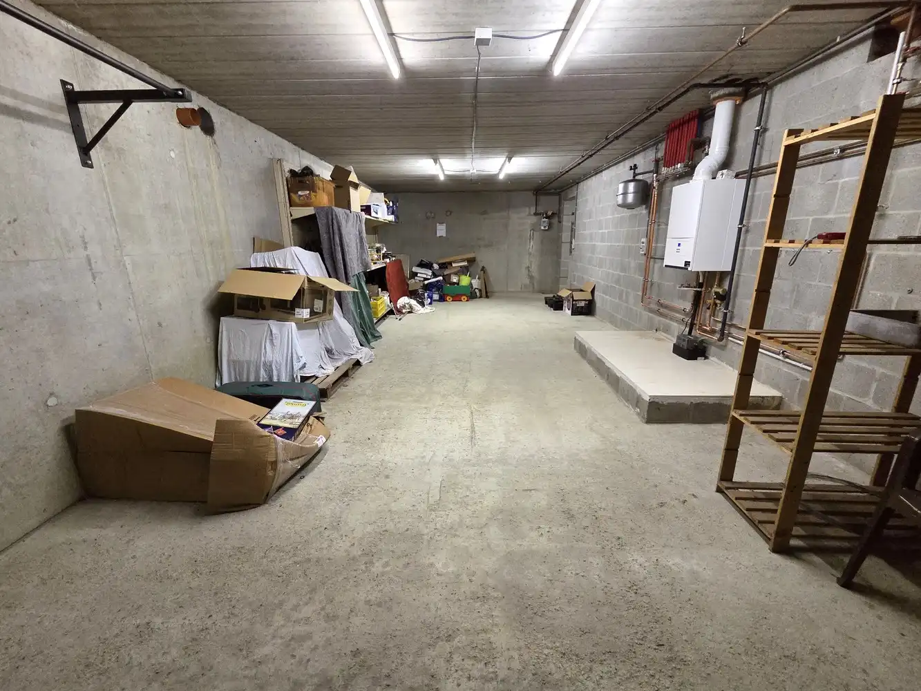 Zeer ruime gezinswoning, 4 slaapkamers, volledig onderkelderd met dubbele garage als bijgebouw foto 16