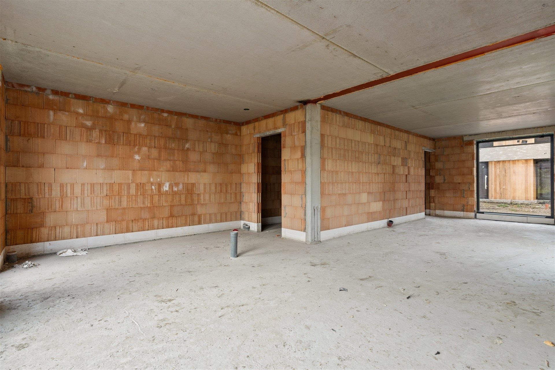 Ruime rijwoning met uitweg langs achter foto 20