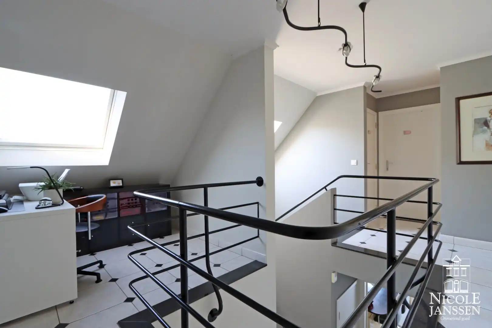 Instapklare woning met ruimte voor praktijk en mooie ingesloten tuin in Bree centrum foto 22