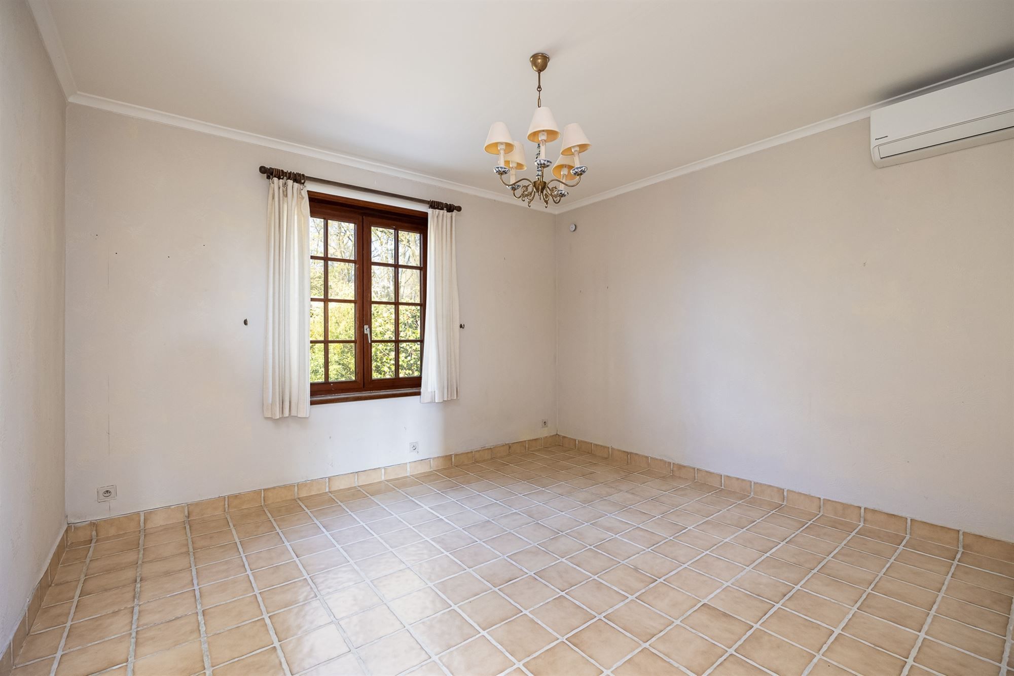 Open bebouwing met drie slaapkamers en grote tuin foto 12