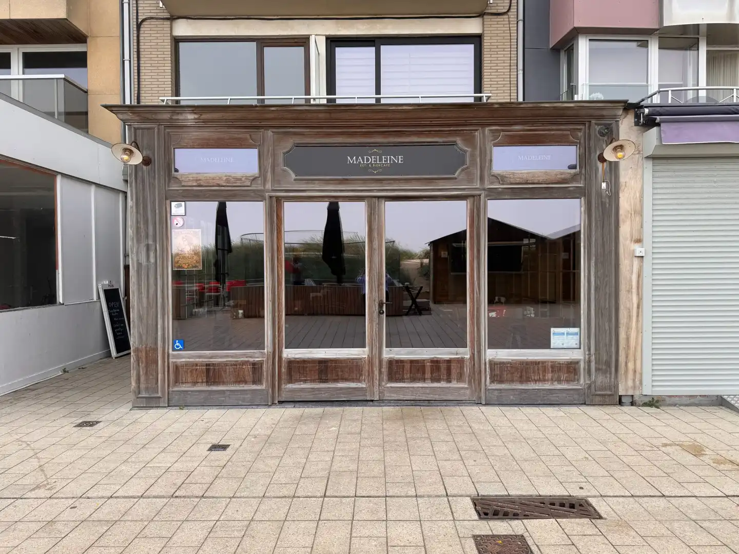 Ingerichte horecazaak op de zeedijk van Middelkerke met zicht op het casino foto 5