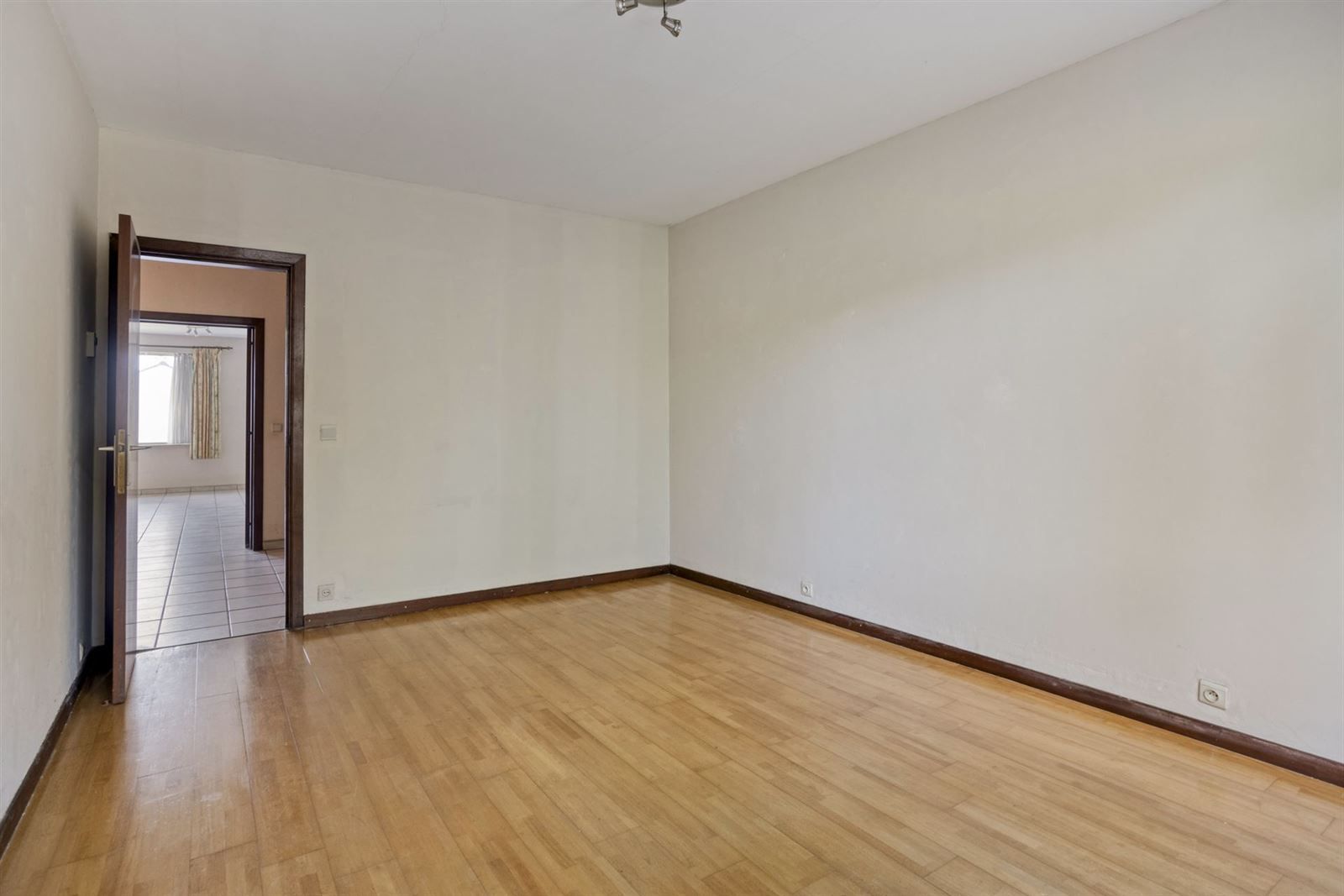 Super gelegen gelijkvloers appartement met voortuintje en garage foto 13