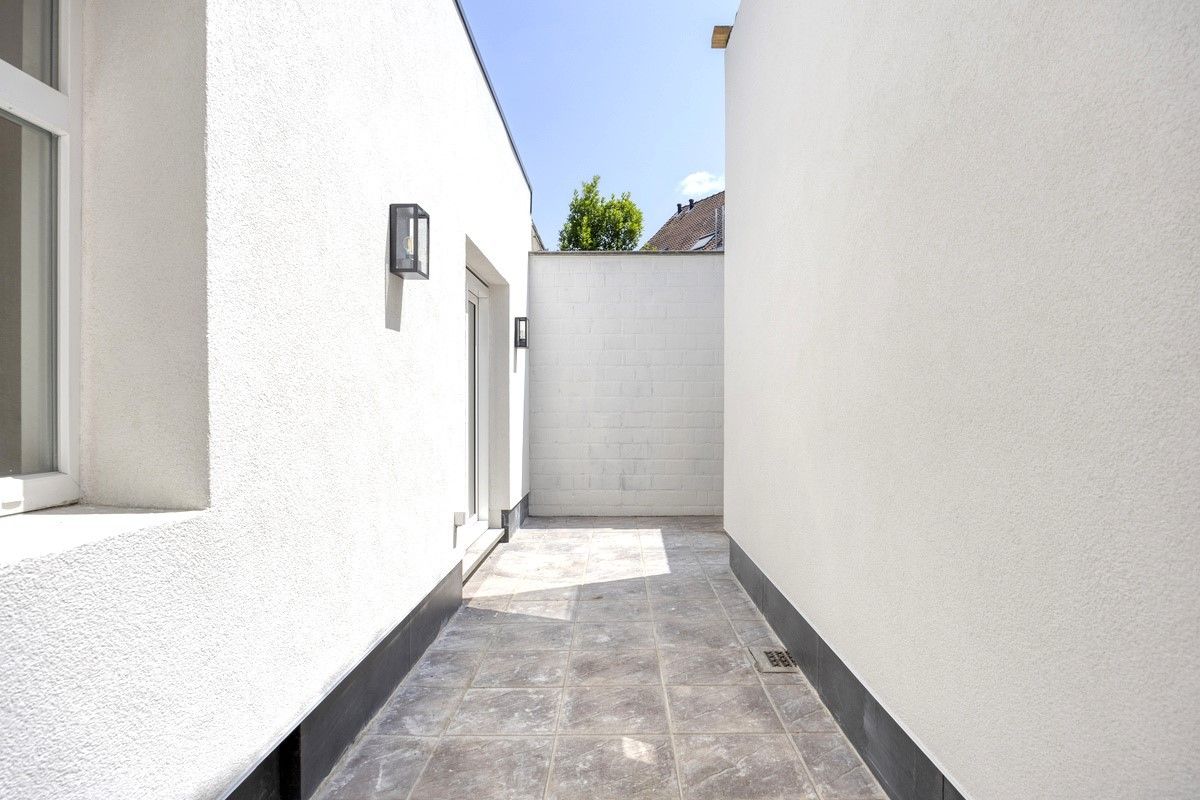 Prachtig gerenoveerde studio met volwaardig zonnig terras foto 9