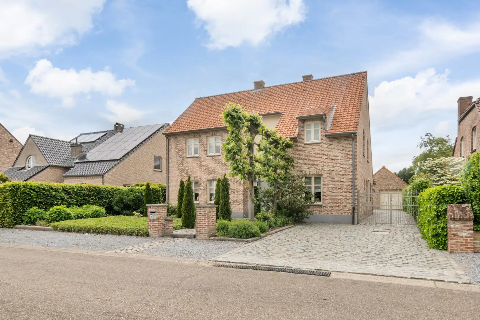 Stijlvolle, goed afgewerkte woning op een perceel van 6a32ca op een rustige locatie te Kinrooi!  foto 2