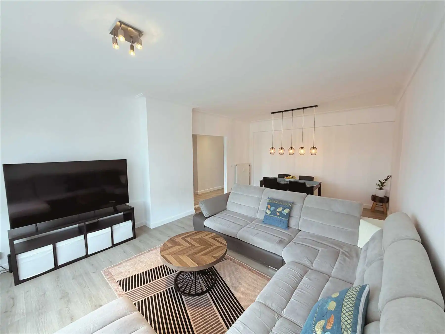 Ruim 2-slaapkamerappartement met terras en autostaanplaats foto 3