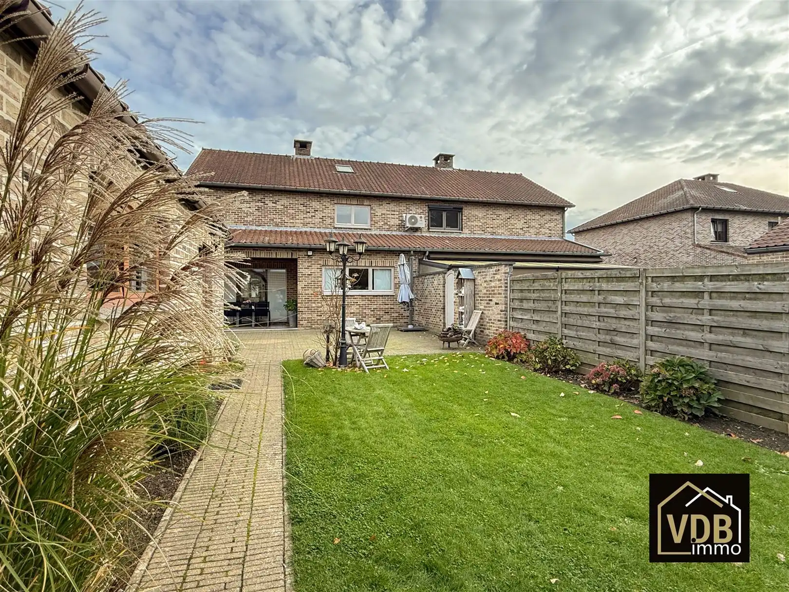 Instapklare halfopen bebouwing met 3 slaapkamers foto 81