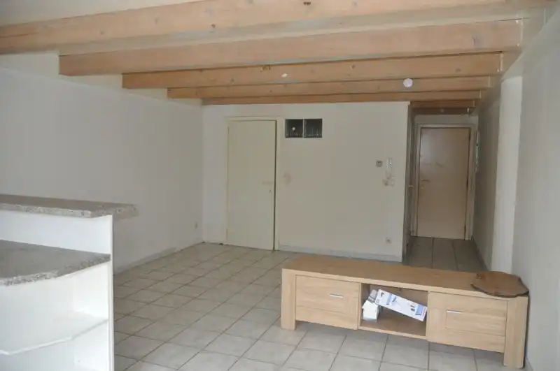 Gelijkvloerse studio rustig gelegen nabij het centrum met ruime terras. foto {{pictureIndex}}