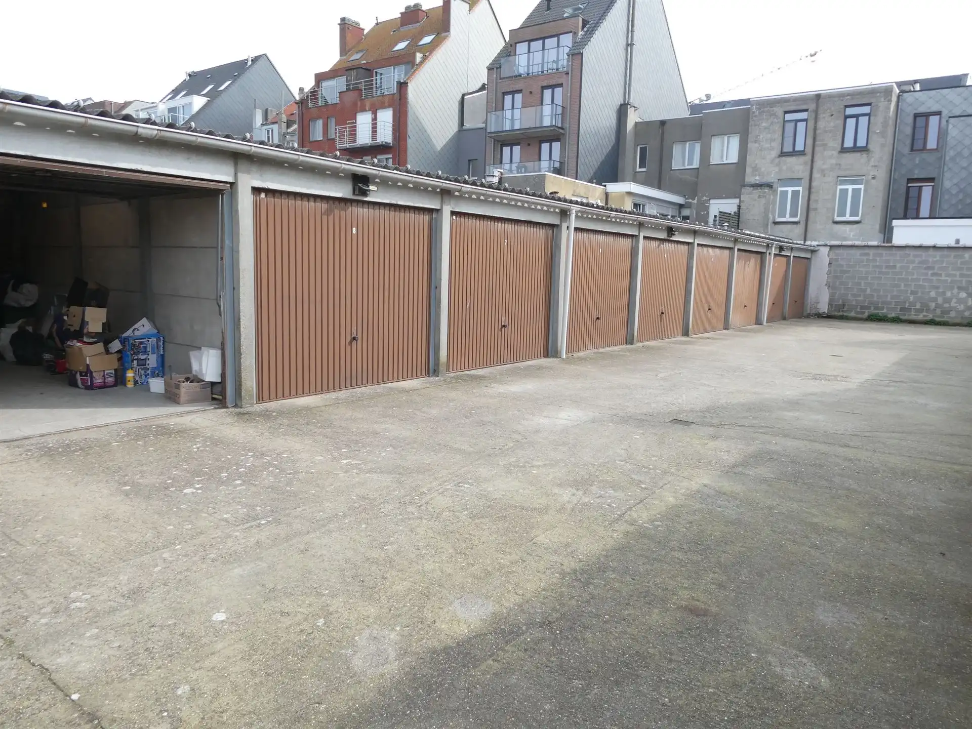 AFGESLOTEN GARAGE / VLAKBIJ CENTRUM foto 3