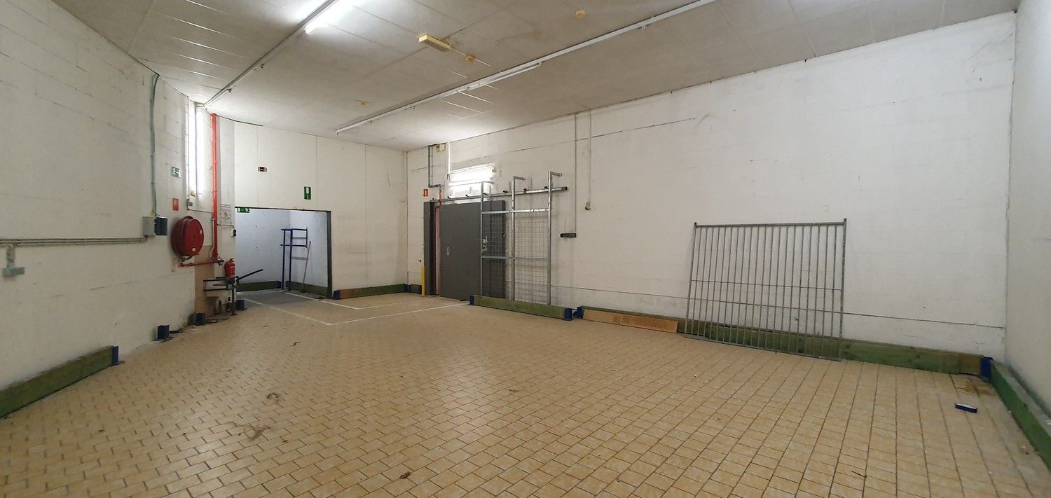 Magazijn van 110m² op een goede locatie aan de rand van Bree centrum foto 2