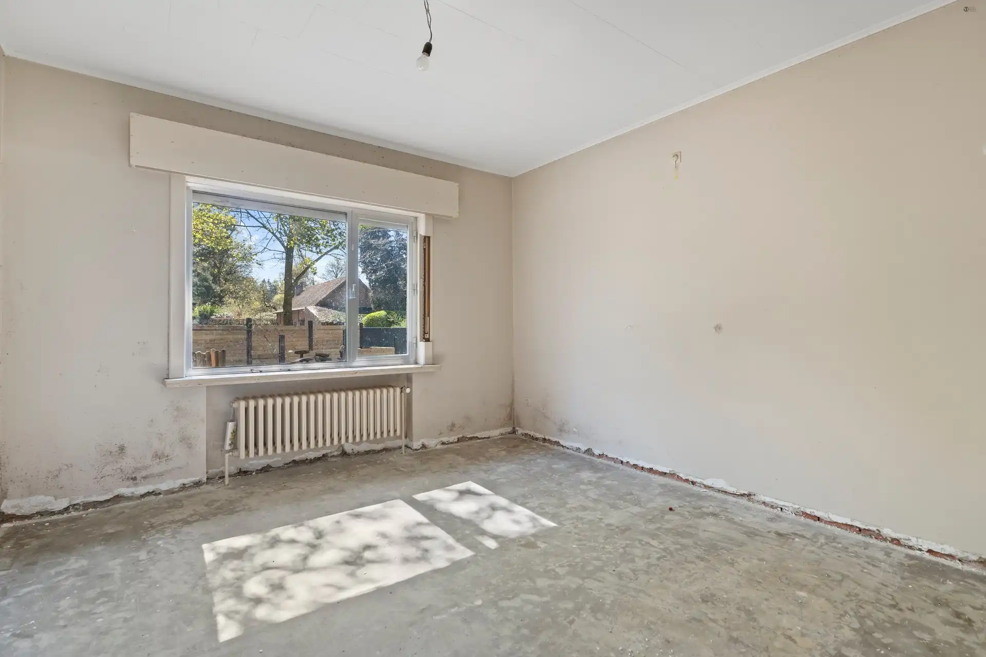 Volledig te renoveren bungalow op een ruim perceel te Moerbeke foto 9