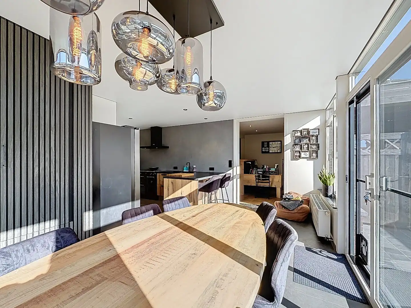 Instapklare twee-onder-een-kapwoning met uitbouw, luxe overkapping en zonnige tuin op het westen  foto 12