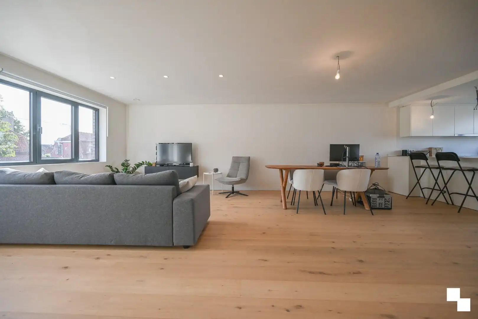 Tweeslaapkamer appartement met garage nabij het centrum van Izegem foto 3