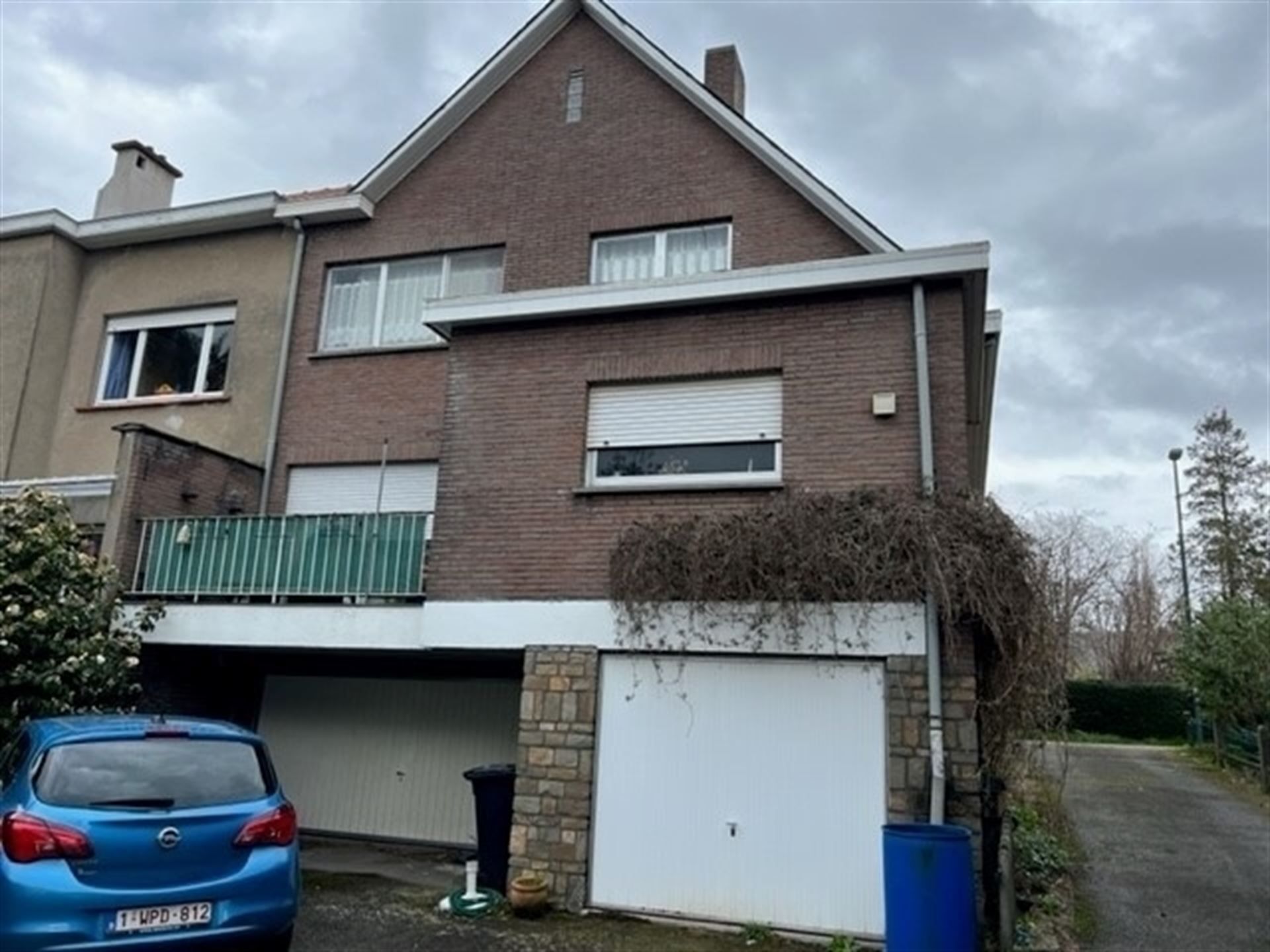 Ruime te renoveren half open bebouwing met 3 garages foto 4