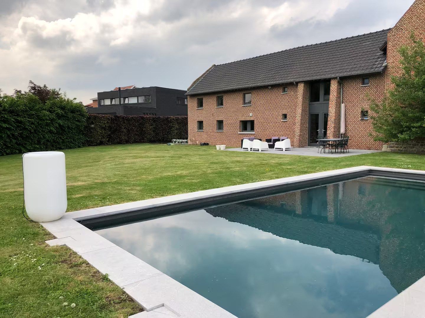 RUIME WONING VAN 390 m² MET GROTE TUIN EN ZWEMBAD foto 2