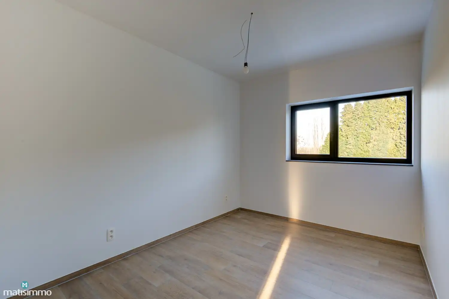 VOLLEDIG AFGEWERKTE EN GESCHILDERDE NIEUWBOUWWONING (EPB E10) MET 3 SLAAPKAMERS, OVERDEKT TERRAS, 2 GARAGES, KELDER EN AANGELEGDE TUIN IN WERM foto 26