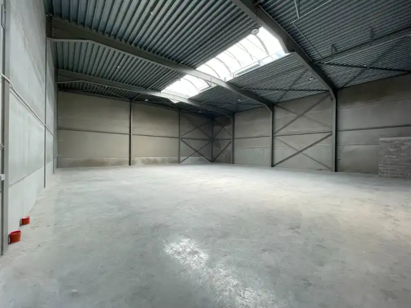 Recente KMO-unit van 369 m² met kantoor, buitenopslag en 2 parkeerplaatsen foto 2