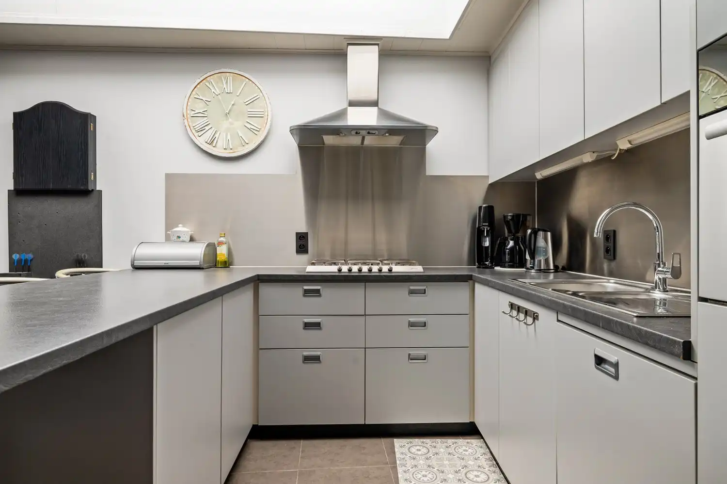 Ruime woning met 3 tot 4 slaapkamers en 3 autostaanplaatsen in een rustige straat foto 6