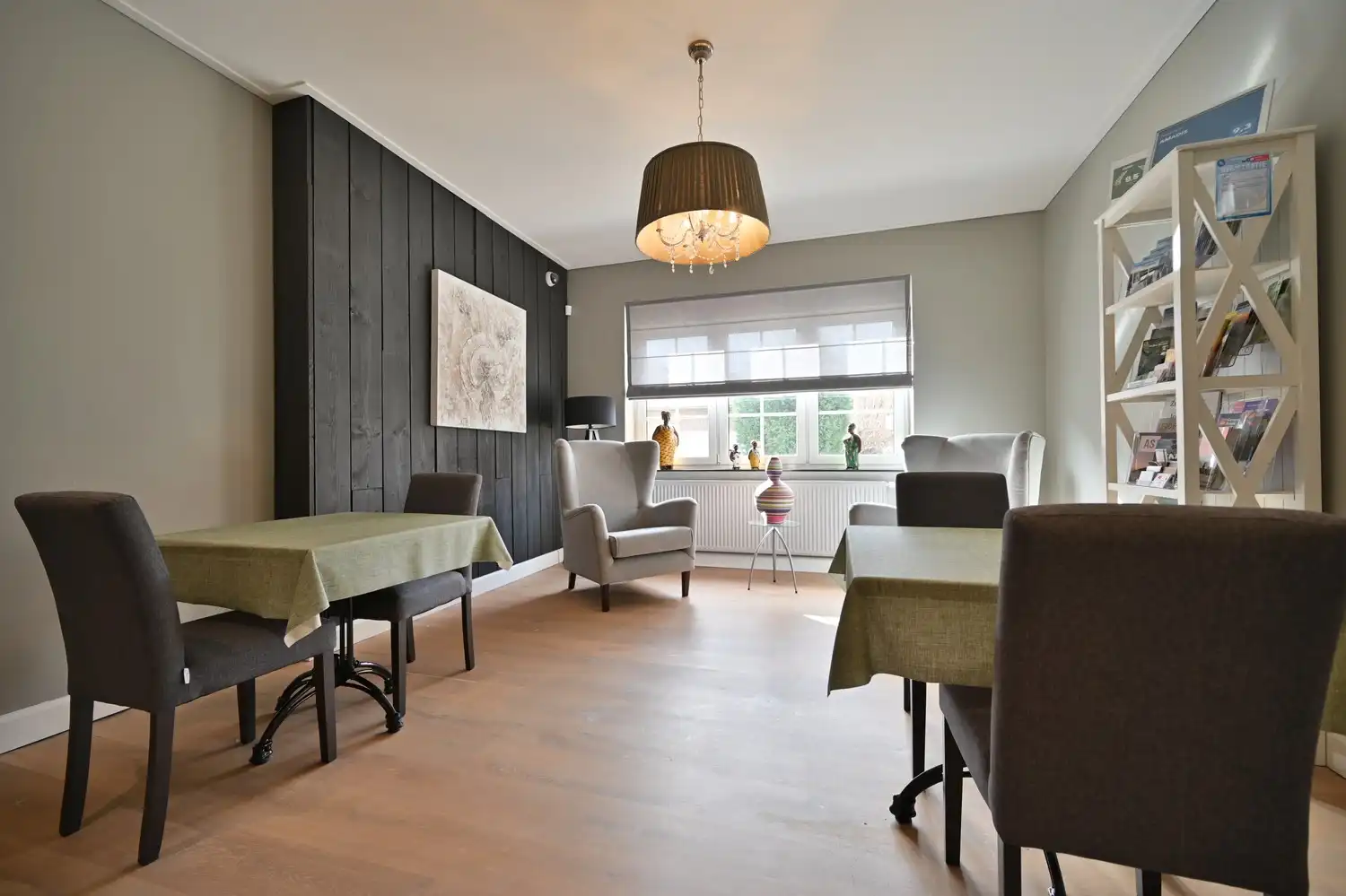 Karaktervolle woning met B&B in Veldwezelt foto 32