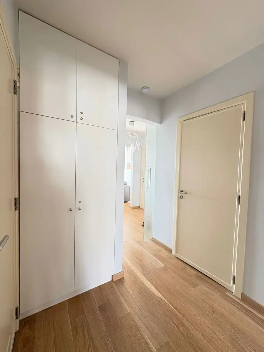 Luxueus afgewerkt en volledig gerenoveerd 2-slpk app. foto 9