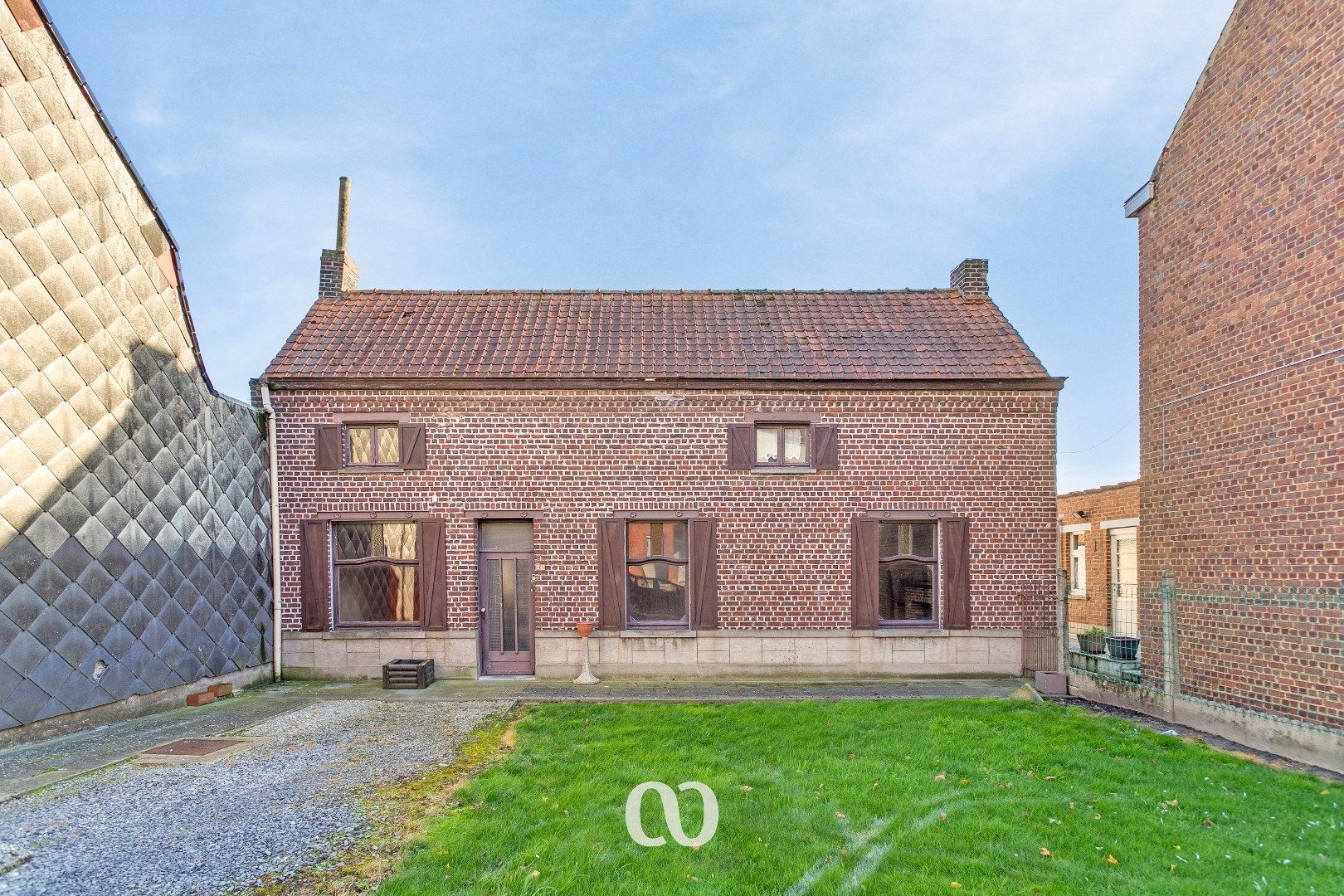 Te renoveren woning met bouwgrond foto 3