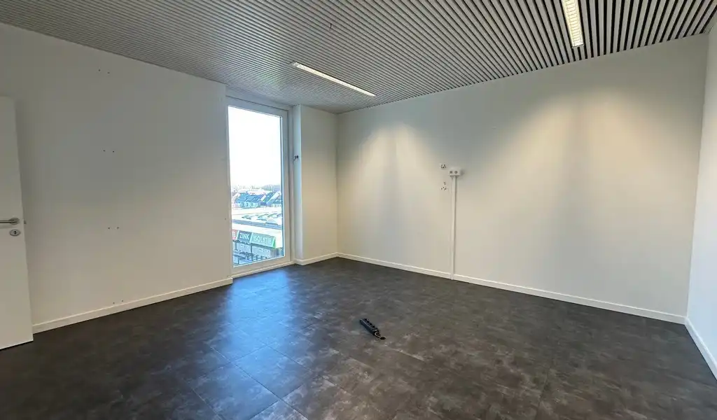 Instapklare kantoorruimte te huur langs E40 in Aalst foto 3