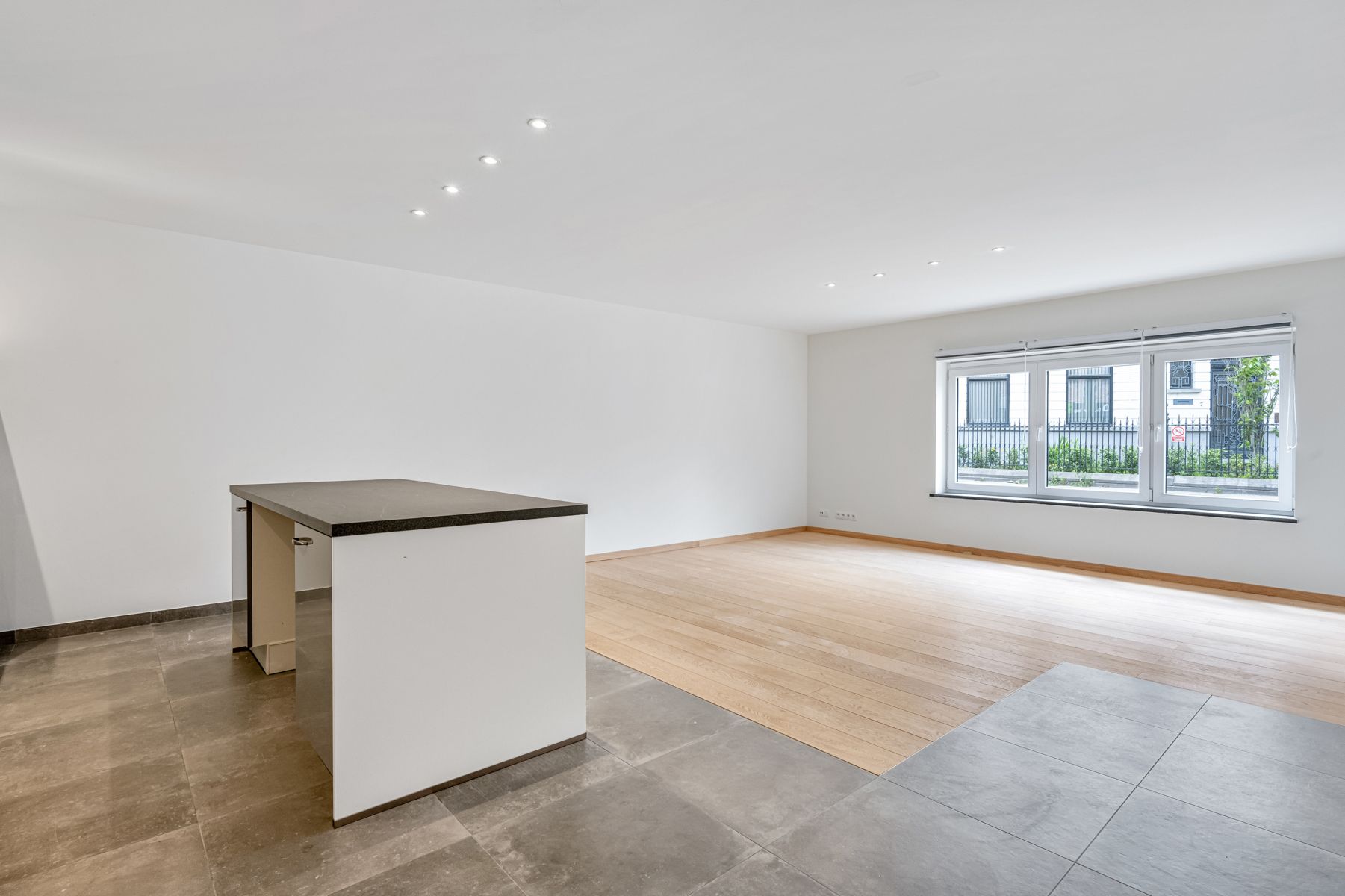 Lichtrijk gelijkvloers appartement met terras op toplocatie! foto 4